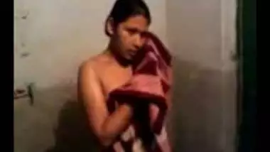 Boyfriend makes MMS of his desi Girlfriend while bathing