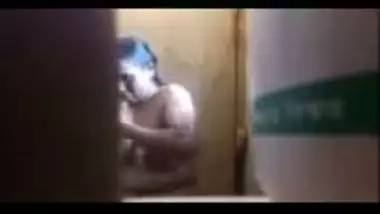Desi maid captured nude while taking bath