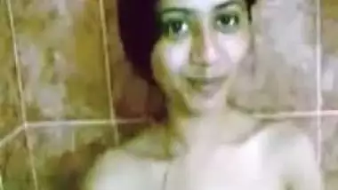 Delhi college girl Rupa bathroom free porn clips