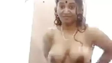 Tamil wife showing live bath clip to his bf