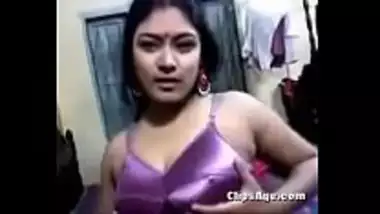 Sexy Marwadi bhabhi stripping her clothes