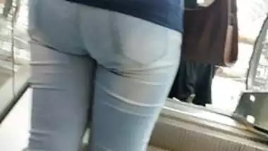 Desi hot sexy ass in the mall