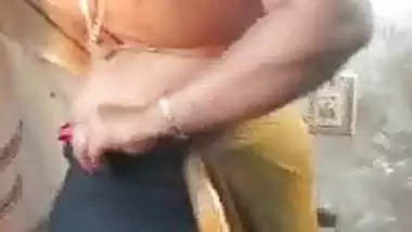 Desi aunty showing her boobs