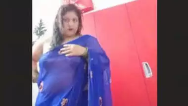 Sexy bhabhi Boob Visable in Sare