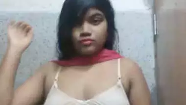 Bangladeshi Dhaka Girl Leaked Video selfmade Boob Pressing