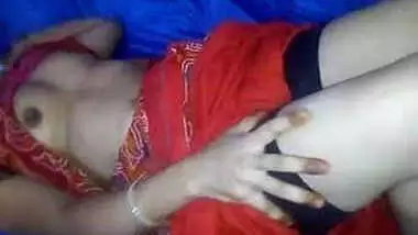 Desi housewife self playing her boobs and hard fucking take her saree