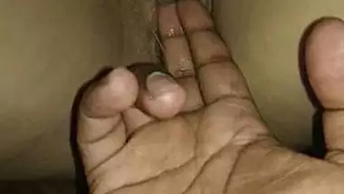 Desi indian girl wet pussy eaking pussy