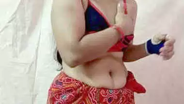 Desi aunty saree changeing in room