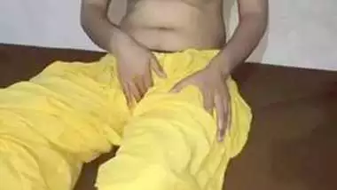 Desi village bhabi show her boobs n pussy
