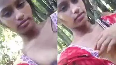 Desi girl showing boobs selfie