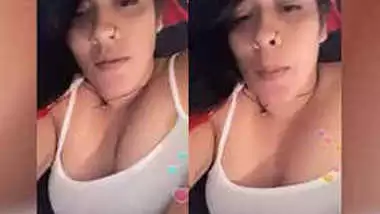clevage show while chatting