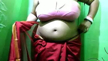 Booby aunty with huge melons wearing sari showing huge cleavage and big navel