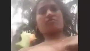 Desi cute girl show her big boob selfie cam video
