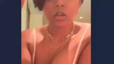 Oshi das show her big boob