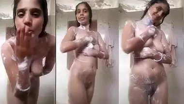leaked porn : desi village bhabi nude bath XXX video