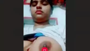 Desi Girl Showing Her Boobs