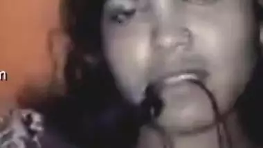 Desi girl takes an example from porn actresses and masturbates staying at home