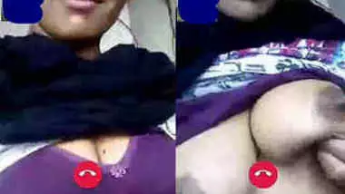 Indian online porn slut exposes her boobies for a cunning tit-hunter