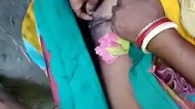 Desi Bhabhi shaving Her Pussy