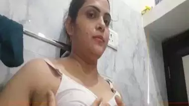 Horny Bhabhi showing her big Indian boobs
