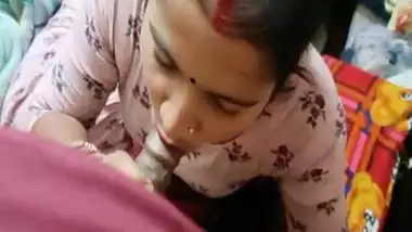 Cute Indian housewife giving blowjob on cam