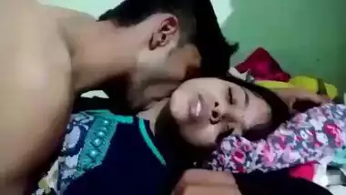 Dude sticks cock into XXX snatch of his Desi girlfriend for the cam