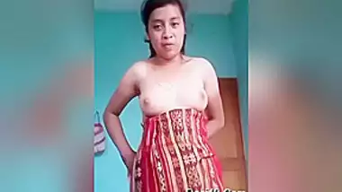 Desi Girl Showing Her Boobs