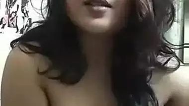 Sexy Indian XXX bitch flaunting her nude boobs on live cam