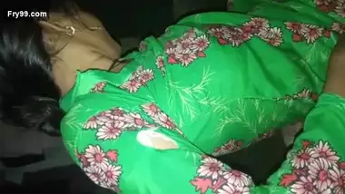 Desi Bhabhi show her Boobs