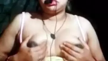 Plump Desi bhabhi gets topless to play with tits on live XXX cam