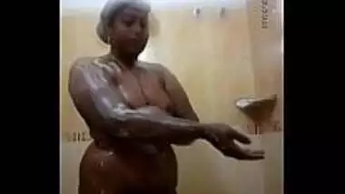 Nude mallu aunty ka bathroom scene