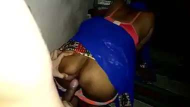 Desi homemade sex! Sexy indian aunty in blue saree coming for sex