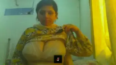 Pakistani couple on skype doing a sex chat with...
