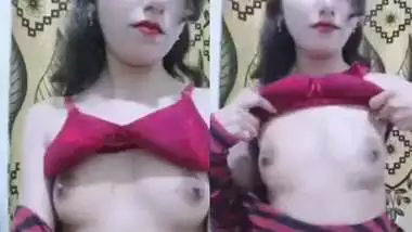 Kashmiri teen girl showing her small tits