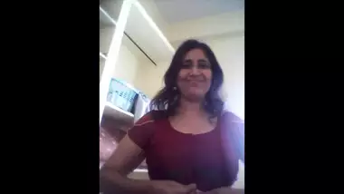 desi hot chubby aunt removing chudi bra and panties and showing her big round milky boobs and pussy