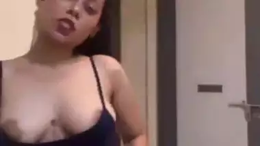 Desi sexy bhabi fing her pussy