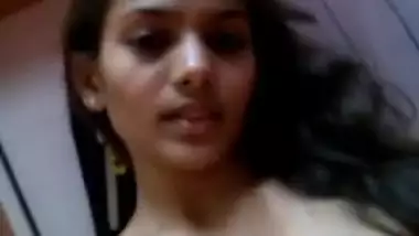 Sri Lankan cute girl squeeze her boobies