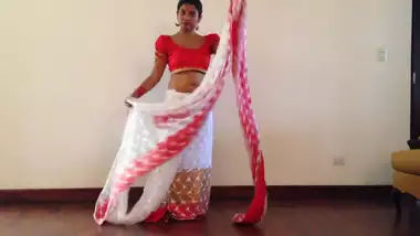 hot girl wearing saree showing navel