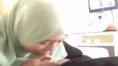 A hijabi whore removes her hijab and bounces on a dick