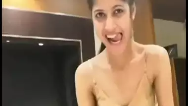 Mumbai girl takes her lover’s cum on her face in desi sex