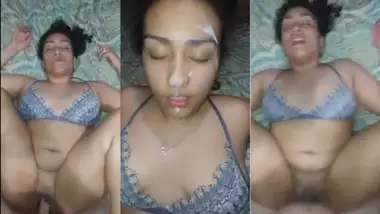 Guy bangs his busty desi nude stepmom into the bed
