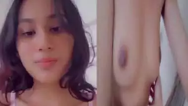 New Delhi girl boobs show cute viral MMS