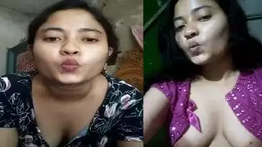 Indian girlfriend boobs show viral topless clip