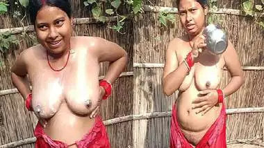 Village bhabhi outdoor nude bath captured by devar